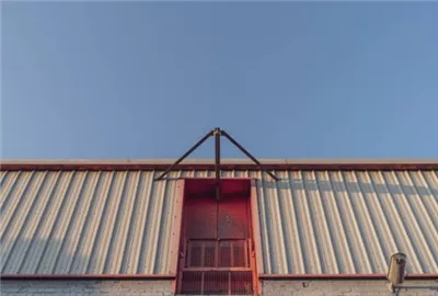 Nesploraw id-durabilità ta 'sistema ta' saqaf tal-metall tal-ħjata wieqfa